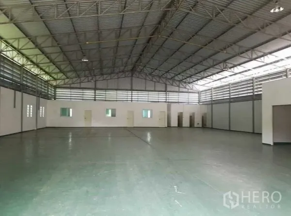 货栈 出租在Chon Buri - 仓库内部空间宽敞，钢结构高屋顶与通风百叶，开阔无柱地面。