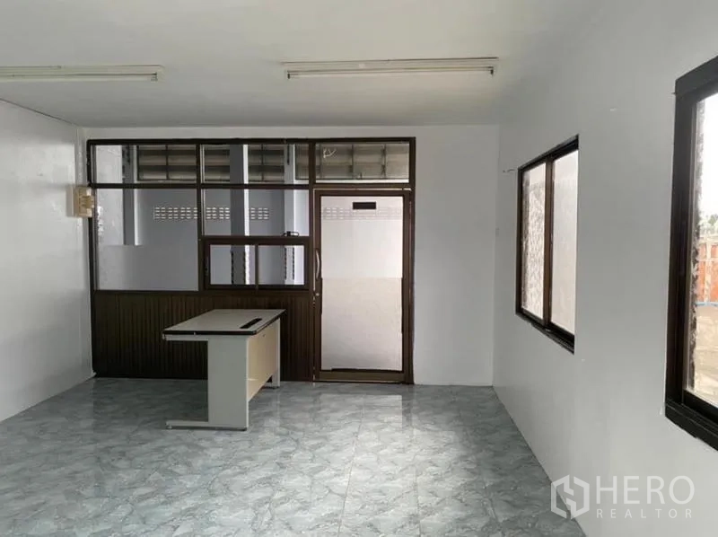 Warehouse for rent in Mueang Rayong, Rayong - Bright office area with multiple windows and a glass partition, ready for desks.