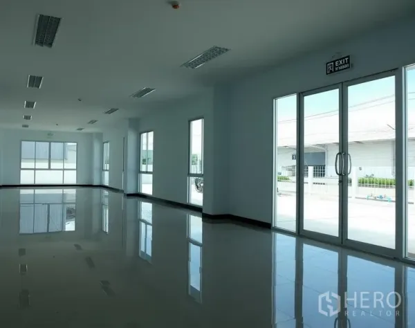 工厂 出租在Bang Sao Thong, Samut Prakan - 明亮办公室，亮面地砖与大面积玻璃门窗，可眺望园区