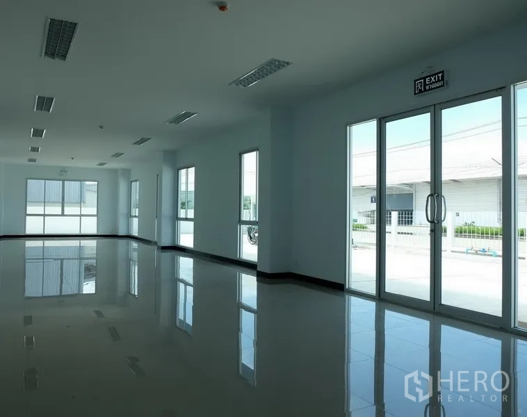 工厂 出租在Bang Sao Thong, Samut Prakan - 明亮办公室，亮面地砖与大面积玻璃门窗，可眺望园区
