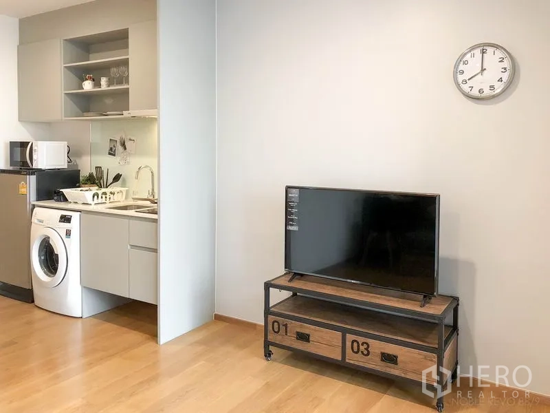 คอนโด ให้เช่าในBang Rak, Bangkok - ห้องแบบโอเพ่นแปลน พร้อมครัวขนาดกะทัดรัด เครื่องซักผ้า และชั้นวางทีวีสไตล์ลอฟต์.