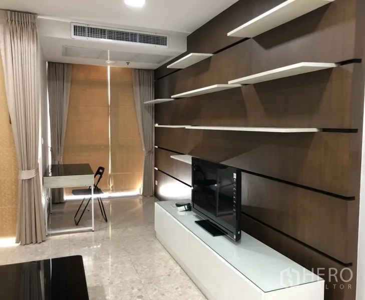 คอนโด ให้เช่าในKhlong Toei, Bangkok - ผนังทีวีพร้อมชั้นวางลอย ทีวีคอนโซล โต๊ะทำงาน และผ้าม่านสูง