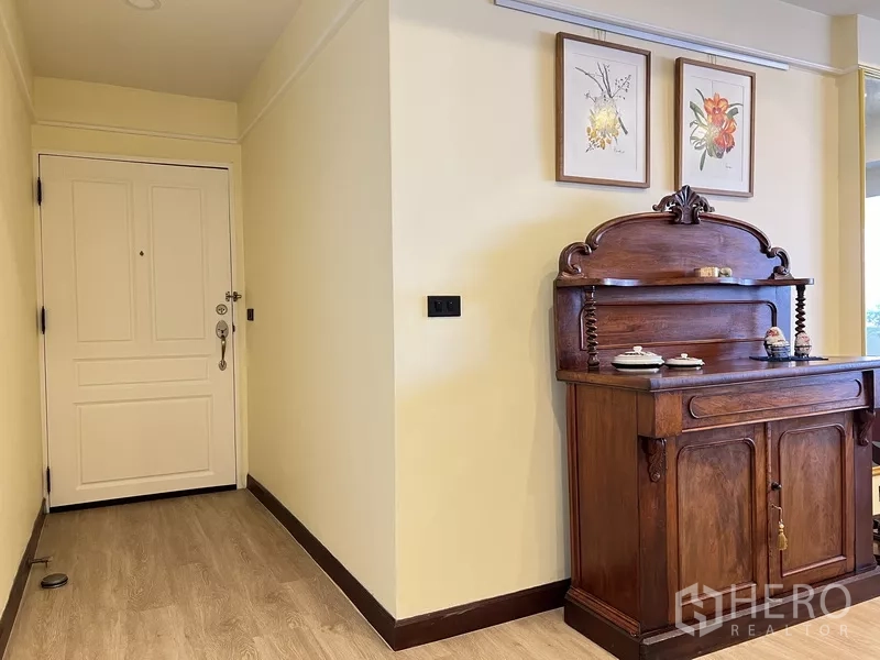 คอนโด ให้เช่าในKhlong Toei, Bangkok - โถงทางเข้า ประตูสีขาว ตู้ไม้คลาสสิก และพื้นไม้โทนอุ่น