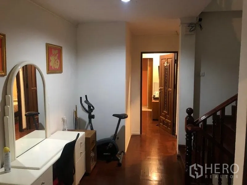 พื้นที่ขายปลีก ให้เช่าในKhlong Toei, Bangkok - โถงชั้นบน พื้นไม้ โต๊ะเครื่องแป้ง จักรยานออกกำลังกาย และบันได