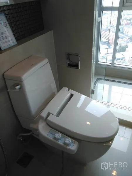 公寓 出租在Sathon, Bangkok - 当代卫浴，智能坐便器与玻璃淋浴间，带城市景观。