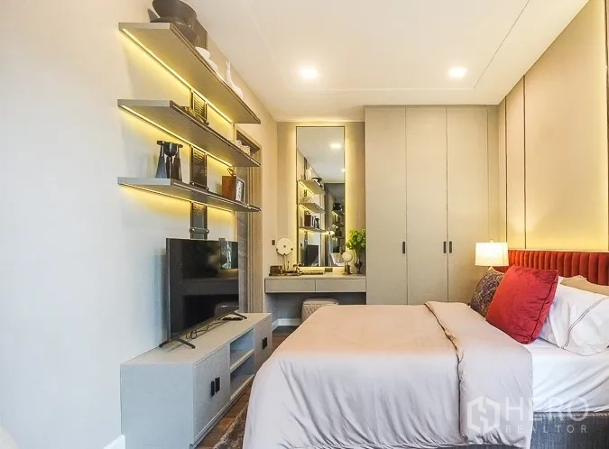 Detached House for rent or sale in Prawet, Bangkok - Cozy bedroom with wall shelving, TV unit and built-in wardrobe.