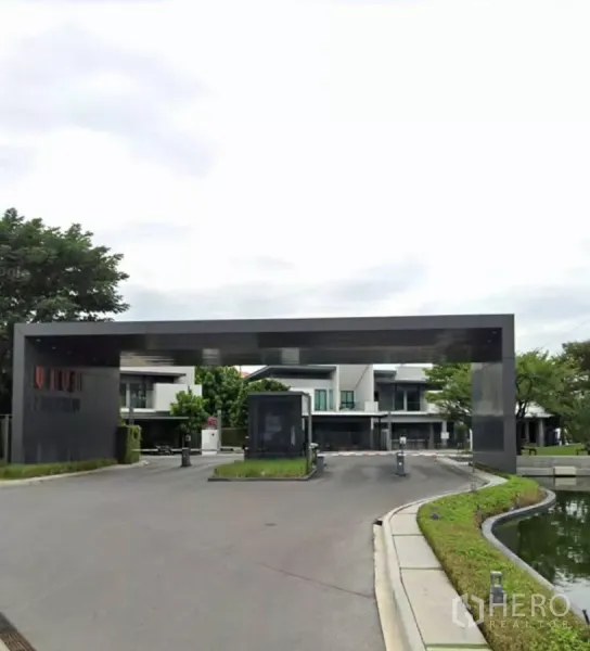 Detached House for rent in Bang Phli, Samut Prakan - Grand gated entrance of VIVE Bangna KM.7 with security barrier and landscaped water feature.