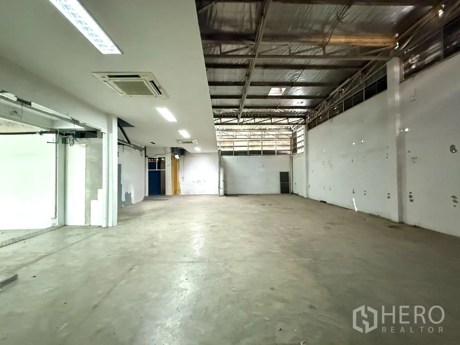 Office Space for rent in Bueng Kum, Bangkok - Warehouse interior with high 4.7 m ceiling, lighting and AC units.
