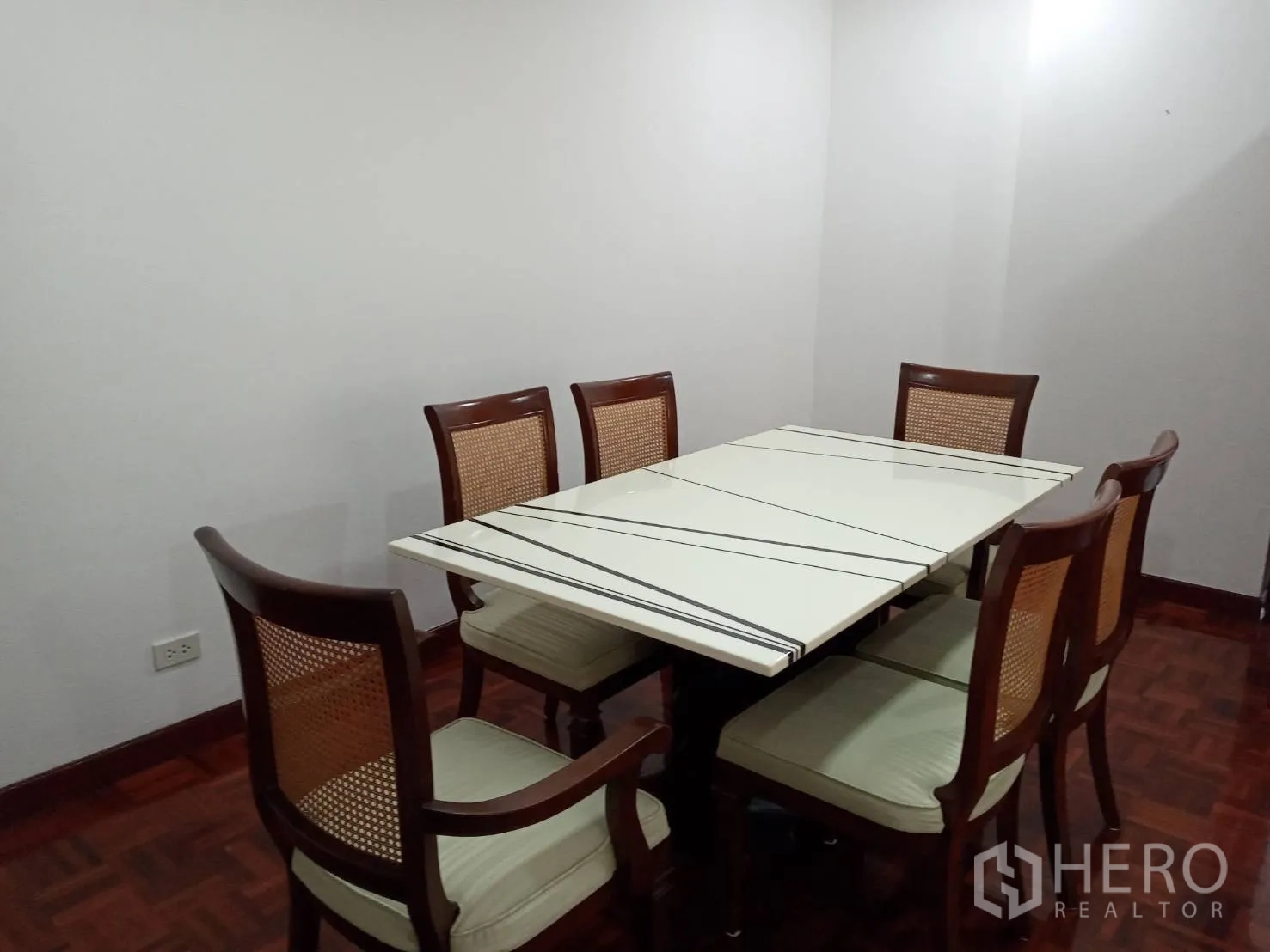 อพาร์ทเมนท์ ให้เช่าในWatthana, Bangkok - มุมรับประทานอาหารสำหรับ 6 ที่นั่ง โต๊ะหน้าขาว เก้าอี้ไม้ และผนังโทนเรียบ