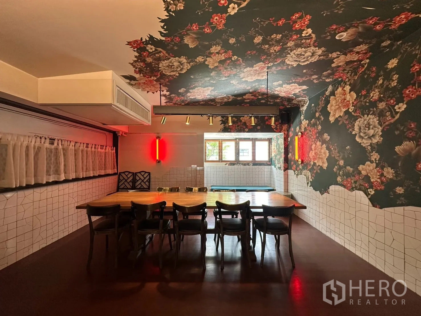 Detached House for rent in Watthana, Bangkok - Long dining table under floral wallpaper with windows and red wall lights.
