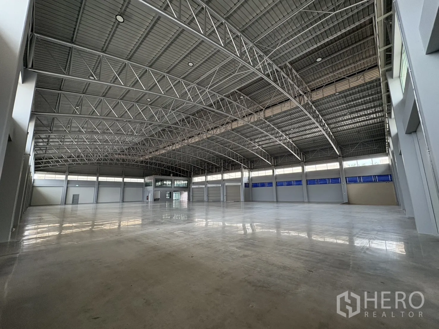 คลังสินค้า ให้เช่าในMueang Samut Prakan, Samut Prakan - มุมมองพาโนรามาภายในคลังสินค้าพร้อมช่องโหลด และออฟฟิศกระจก