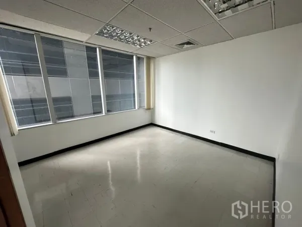 สำนักงาน ให้เช่าในChatuchak, Bangkok - ห้องทำงานส่วนตัวพร้อมหน้าต่างมองอาคารข้างเคียง