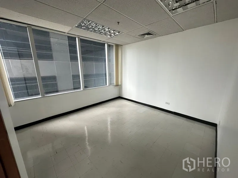 สำนักงาน ให้เช่าในChatuchak, Bangkok - ห้องทำงานส่วนตัวพร้อมหน้าต่างมองอาคารข้างเคียง