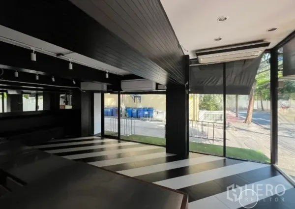 零售空间 出租在Bang Rak, Bangkok - 开放式店铺，落地玻璃与黑色天花。