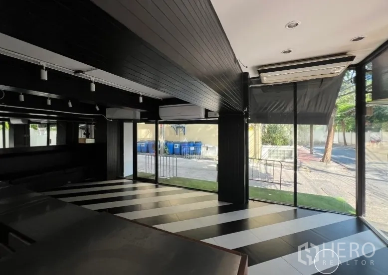 零售空间 出租在Bang Rak, Bangkok - 开放式店铺，落地玻璃与黑色天花。