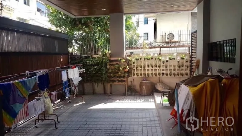 สำนักงานที่บ้าน ให้เช่าหรือขายในBang Rak, Bangkok - พื้นที่ระเบียง/ที่จอดรถในร่ม ใช้ตากผ้า มีราวตากและกระถางต้นไม้