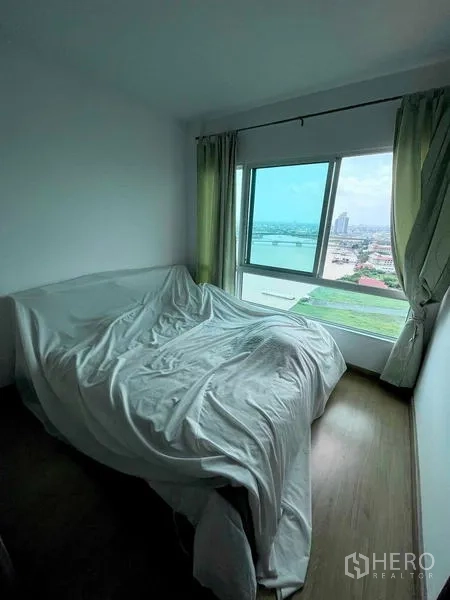 คอนโด ขายในBangkok - ห้องนอนอบอุ่นพร้อมหน้าต่างกว้างมองเห็นแม่น้ำเจ้าพระยา