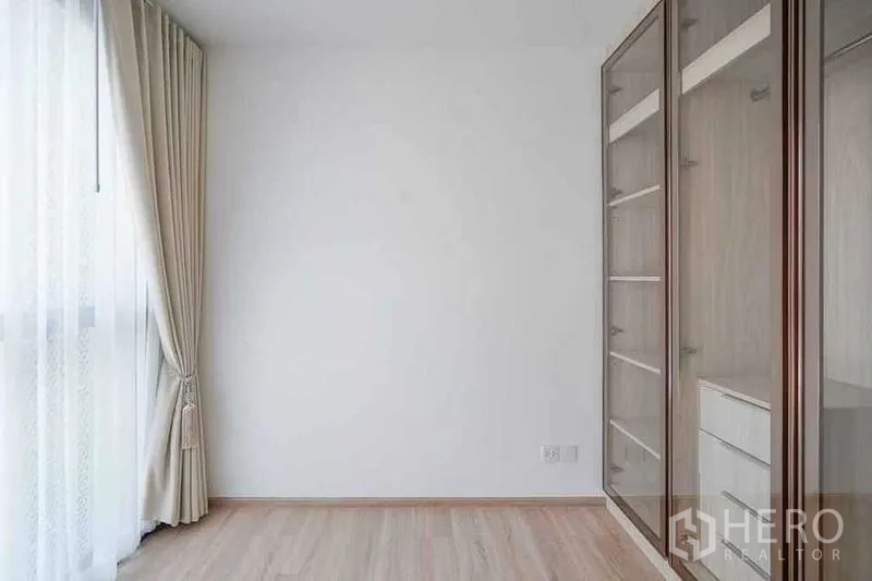 คอนโด ให้เช่าในWatthana, Bangkok - ห้องเอนกประสงค์โล่ง พร้อมตู้เสื้อผ้าบานกระจกและผ้าม่านโปร่ง