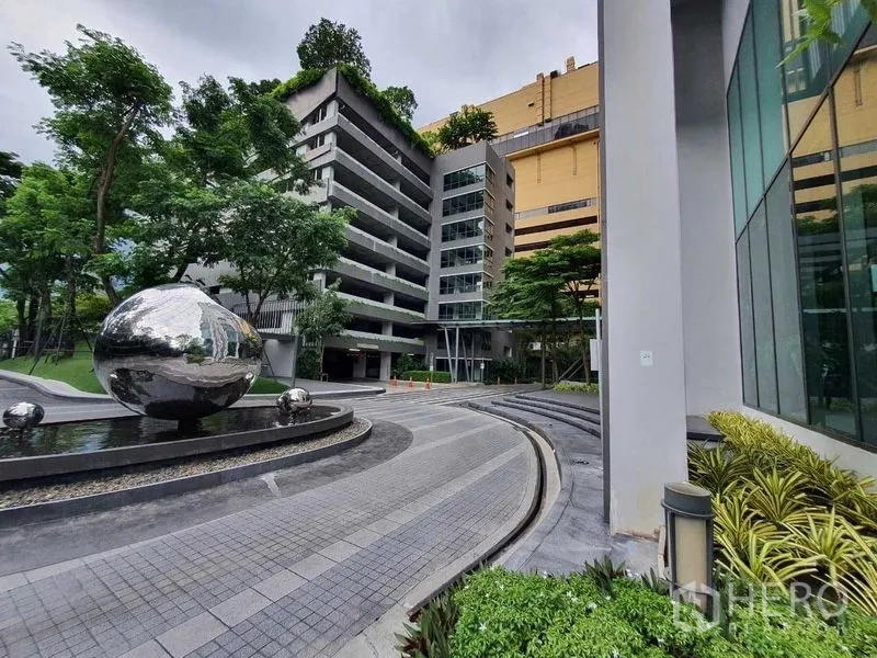 คอนโด ขายในKhlong Toei, Bangkok - ทางเข้าโครงการคอนโดฯ พร้อมลานน้ำพุ ลูกโลกสแตนเลส และพื้นที่สวน
