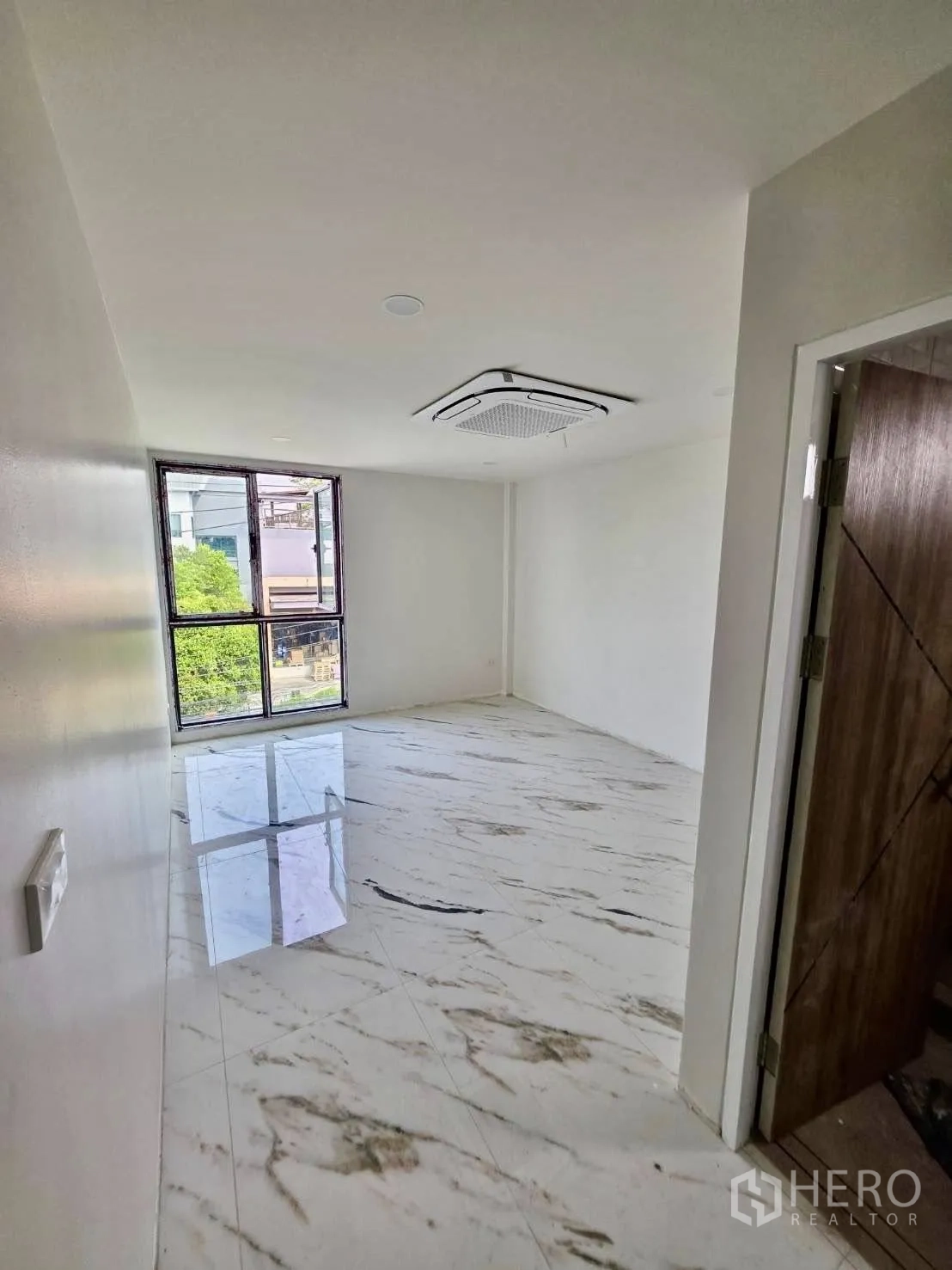 โกดัง for rent or sale in Mueang Nonthaburi, Nonthaburi - ห้องออฟฟิศสว่าง พื้นกระเบื้องลายหินอ่อน และแอร์คาสเซ็ตติดฝ้า