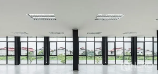 คลังสินค้า ให้เช่าในBang Sao Thong, Samut Prakan - พื้นที่ออฟฟิศแผนผังโล่ง ผนังกระจกเต็มความสูง มองเห็นวิวพื้นที่สีเขียว