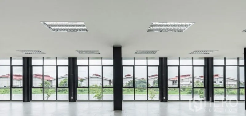 คลังสินค้า ให้เช่าในBang Sao Thong, Samut Prakan - พื้นที่ออฟฟิศแผนผังโล่ง ผนังกระจกเต็มความสูง มองเห็นวิวพื้นที่สีเขียว