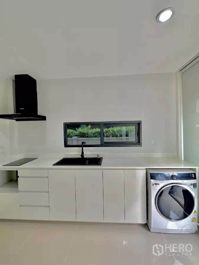 บ้าน ให้เช่าหรือขายในPrawet, Bangkok - แพนทรียาว อ่างล้างจานสีดำ เคาน์เตอร์กว้าง พร้อมเครื่องซักผ้า Electrolux