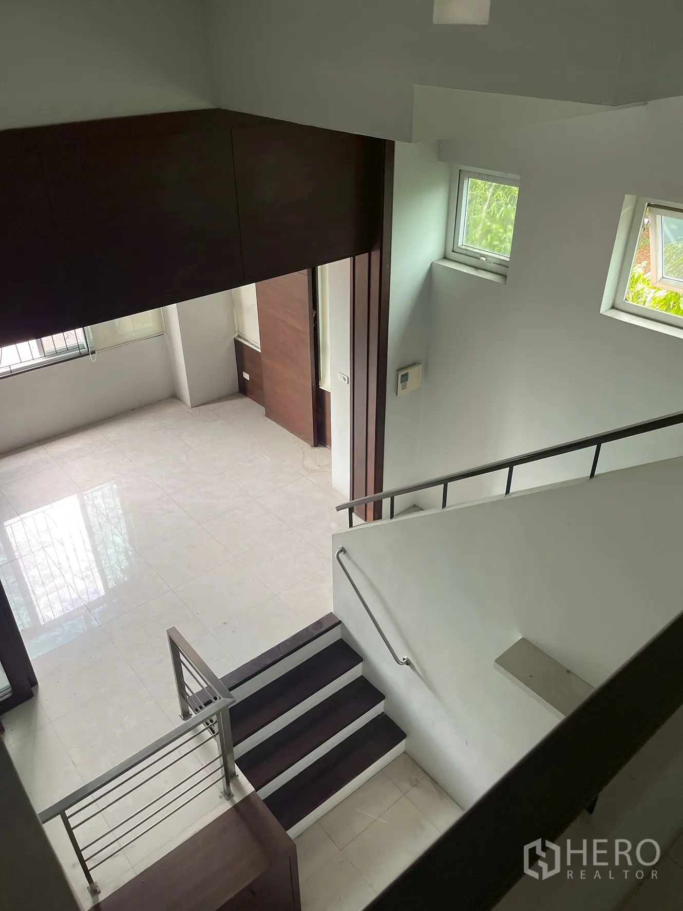 带办公室的家 出租在Wang Thonglang, Bangkok - 从上层俯瞰工作区，台阶与侧窗