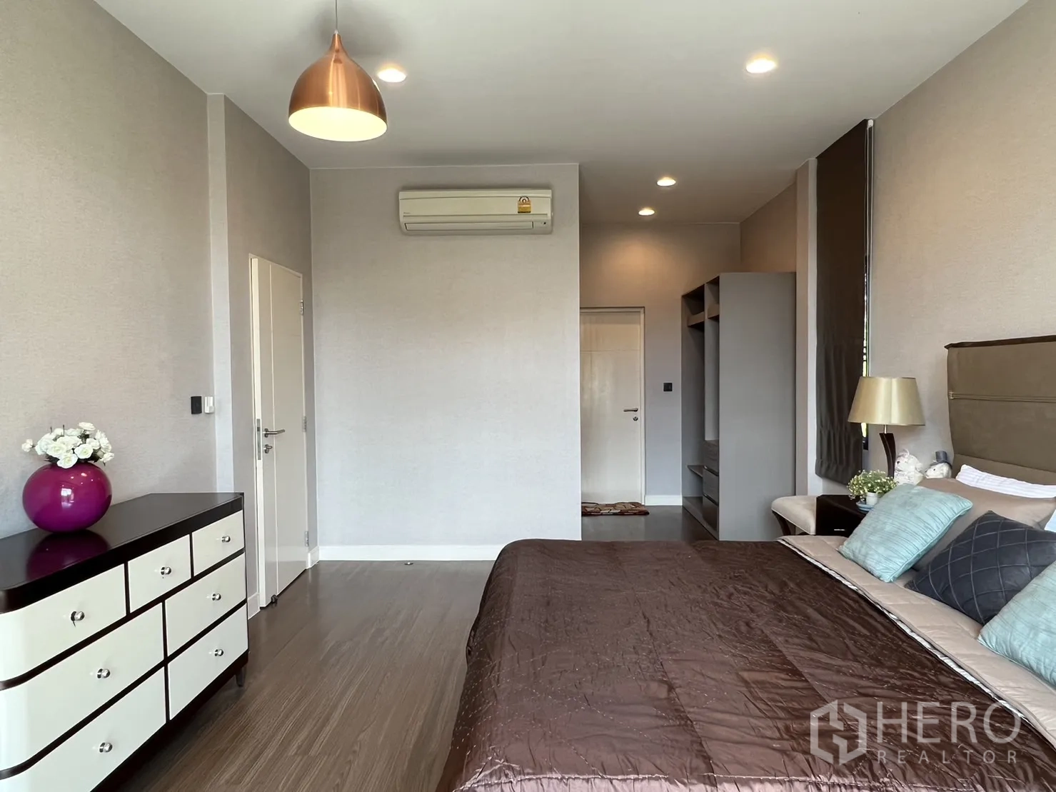 บ้าน ให้เช่าในBang Kapi, Bangkok - ห้องนอนใหญ่มุมตู้เสื้อผ้าและตู้ลิ้นชัก พร้อมโคมแขวนและพื้นไม้