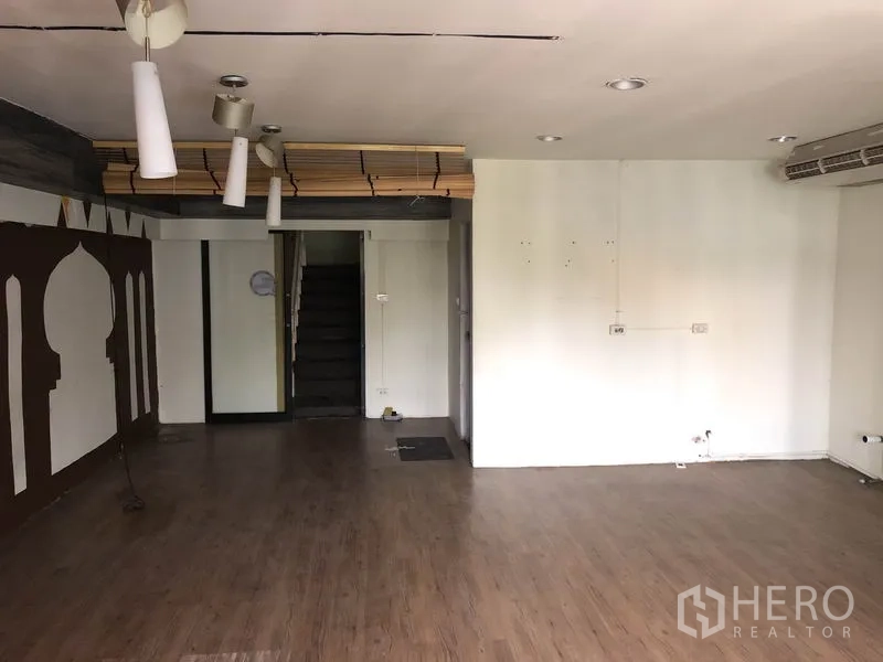 สำนักงานที่บ้าน ให้เช่าหรือขายในHuai Khwang, Bangkok - ห้องชั้นบนปูพื้นลามิเนต ไฟติดเพดาน แอร์ และทางขึ้นลงบันได