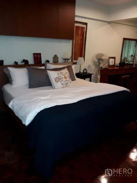 คอนโด ให้เช่าในPathum Wan, Bangkok - ห้องนอนหลักอบอุ่น เตียงคิง โต๊ะเครื่องแป้ง ตู้เก็บของบิวท์อิน และพื้นปาร์เกต์