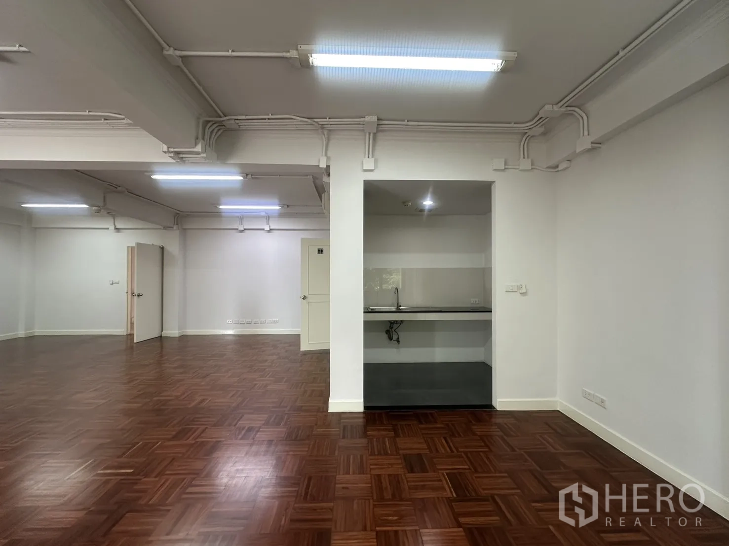 ออฟฟิศ for rent in Watthana, Bangkok - มุมแพนทรีพร้อมอ่างล้างจานและเคาน์เตอร์ภายในสำนักงาน
