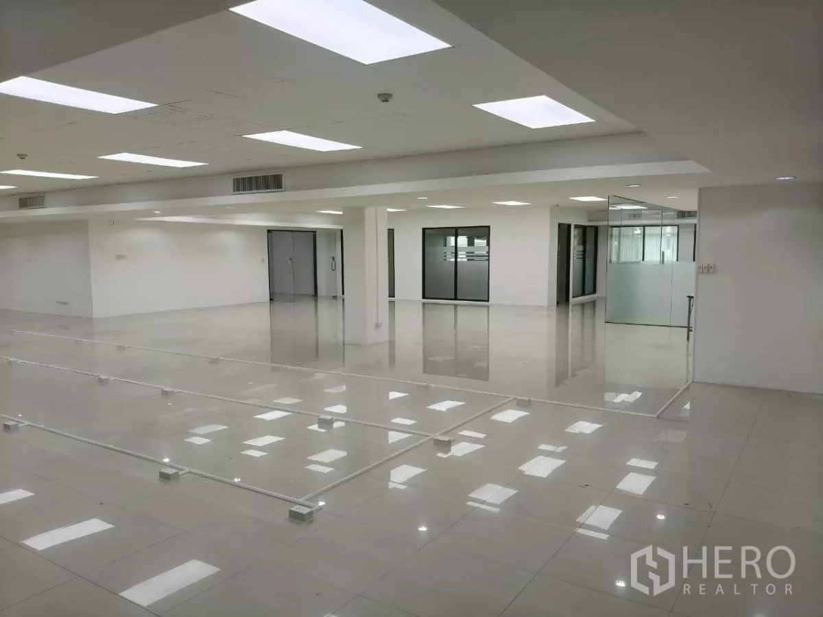 สำนักงาน ให้เช่าในChatuchak, Bangkok - มุมออฟฟิศพร้อมห้องกระจกและประตูคู่ พื้นเงาวาว