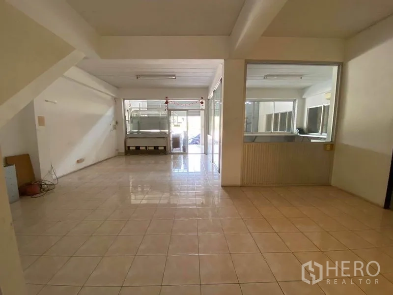 工厂 出售在Bang Phli, Samut Prakan - 一层接待或展厅区域，瓷砖地与玻璃隔断