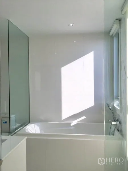 คอนโด ให้เช่าหรือขายในWatthana, Bangkok - อ่างอาบน้ำติดหน้าต่างบานใหญ่ แสงธรรมชาติส่องถึง พร้อมฉากกระจก