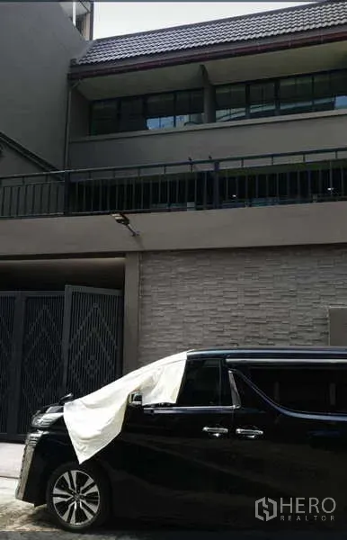 สำนักงานที่บ้าน ให้เช่าในKhlong Toei, Bangkok - แฟซาดโฮมออฟฟิศหลายชั้นสมัยใหม่พร้อมที่จอดรถประตูรั้วบนถนนสุขุมวิท