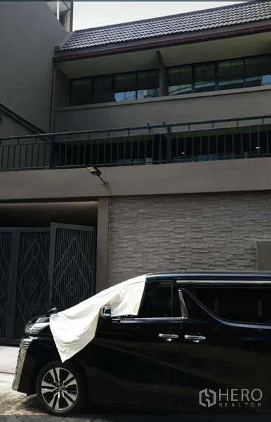 สำนักงานที่บ้าน ให้เช่าในKhlong Toei, Bangkok - แฟซาดโฮมออฟฟิศหลายชั้นสมัยใหม่พร้อมที่จอดรถประตูรั้วบนถนนสุขุมวิท