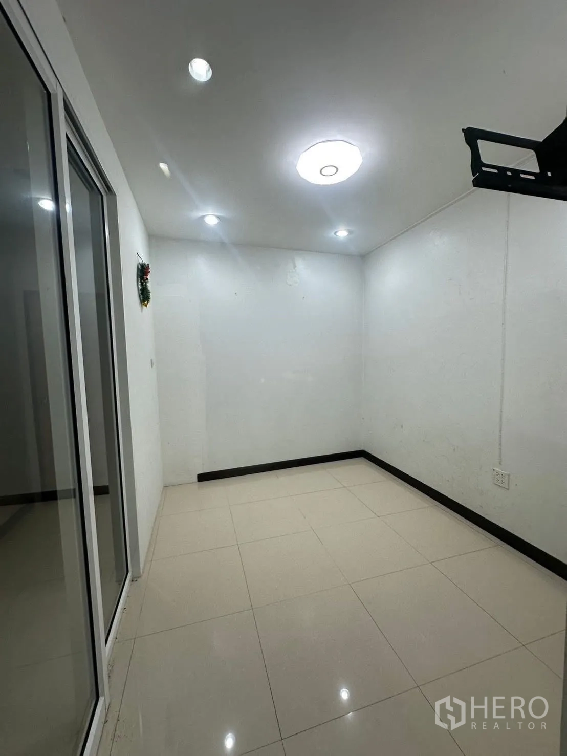 อาคารพาณิชย์ ให้เช่าในChatuchak, Bangkok - ห้องกะทัดรัดสว่างเพดานดาวน์ไลท์ ประตูกระจกบานเลื่อน