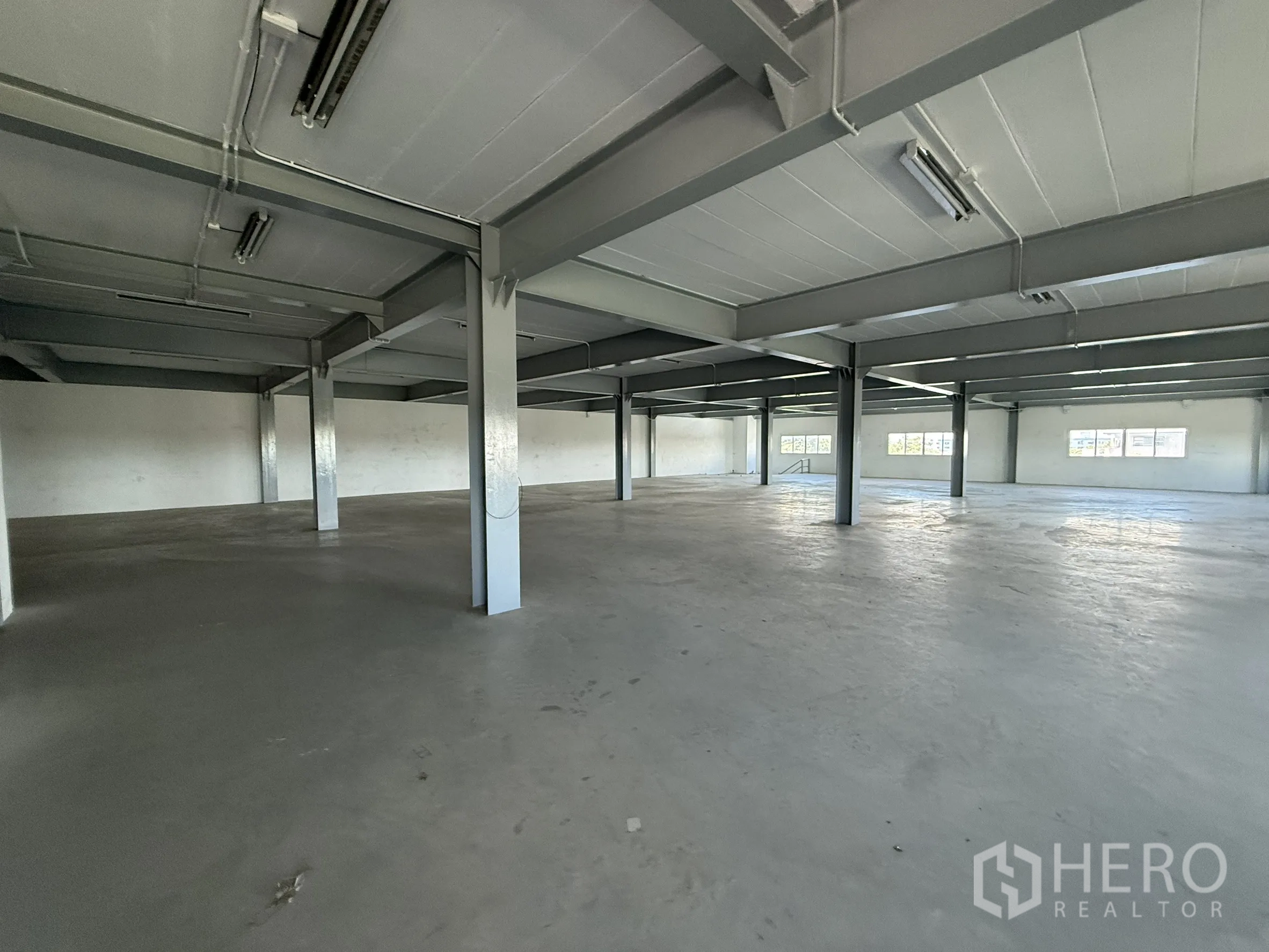 Warehouse for rent in Bueng Kum, Bangkok - Large open floor area with columns and overhead lighting.
