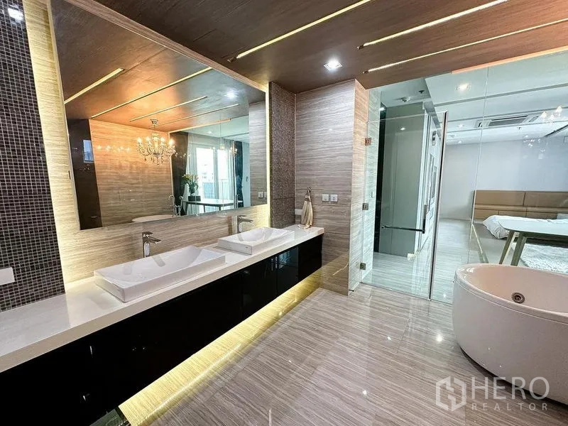 คอนโด ให้เช่าหรือขายในKhlong Toei, Bangkok - ห้องน้ำพร้อมอ่างล้างหน้าแบบคู่ กระจกบานใหญ่ และประตูกระจกสู่ห้องนอน