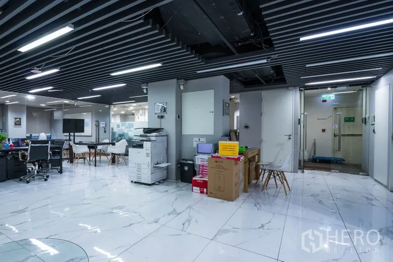 办公空间 出租 - 开放式办公室接待区，大理石纹地面、打印区与会议角