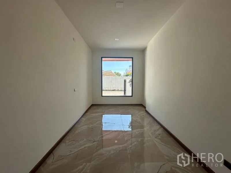 สำนักงานที่บ้าน ให้เช่าในWang Thonglang, Bangkok - ห้องด้านหน้าโปร่งพร้อมหน้าต่างบานใหญ่และพื้นกระเบื้องเงา