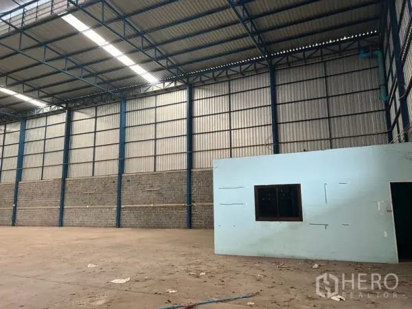 คลังสินค้า ให้เช่าในLat Krabang, Bangkok - ฮอลล์โกดังผนังเมทัลชีทสูง พร้อมห้องออฟฟิศย่อยภายในใต้เพดานสูง