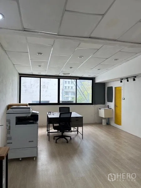 店屋 出租在Khlong Toei, Bangkok - 楼上工作间，大窗、书桌、水槽和黄色门，自然采光充足。