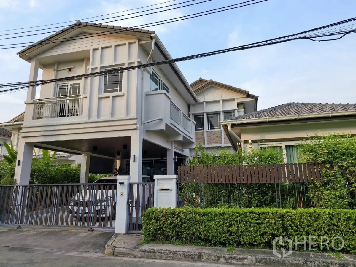 Detached House for rent in Bang Kapi, Bangkok - Modern two-storey detached house exterior with gated carport and hedge-lined frontage.