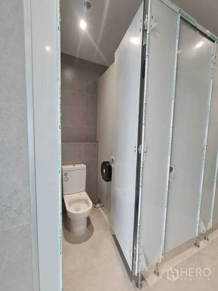 สำนักงาน ให้เช่าในChatuchak, Bangkok - ห้องน้ำคอกกั้นปูกระเบื้องสะอาดภายในอาคารสำนักงาน