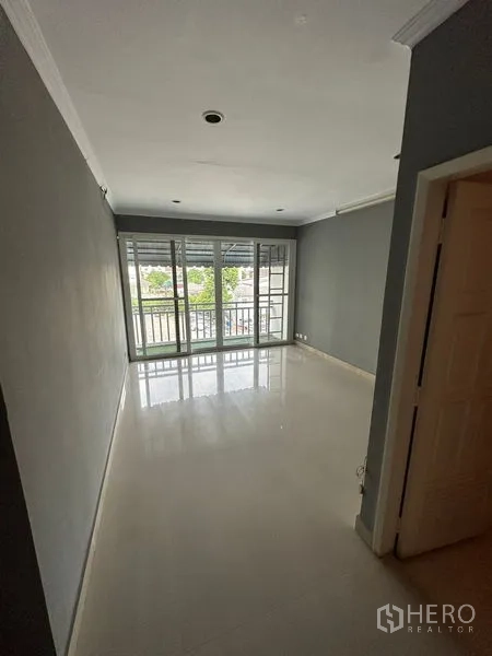 ทาวน์เฮาส์ ให้เช่าในBang Kapi, Bangkok - ห้องนอนพื้นเงา ประตูกระจกบานเลื่อนเปิดสู่ระเบียง