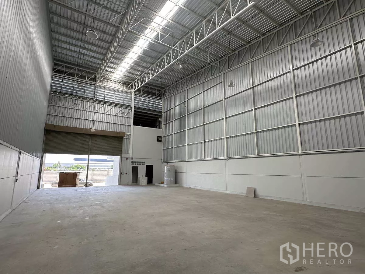 货栈 出租在Wang Noi, Phra Nakhon Si Ayutthaya - 宽敞库房朝向卷帘入口与二层办公室区域。