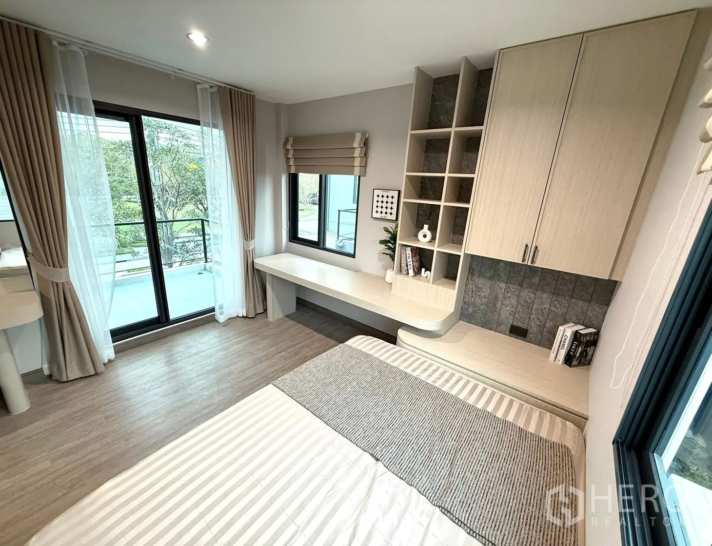 บ้านแฝด for rent in Bang Phli, Samut Prakan - ห้องนอนรับแสงพร้อมประตูบานเลื่อนออกระเบียง และชั้นวางกับโต๊ะยาวบิวท์อิน