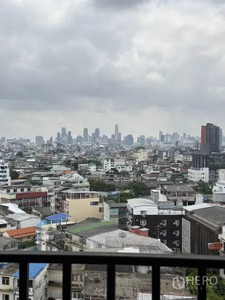 คอนโด ให้เช่าในKhlong Toei, Bangkok - วิวเมืองกรุงเทพจากชั้นสูง เห็นระเบียงและท้องฟ้ามีเมฆ